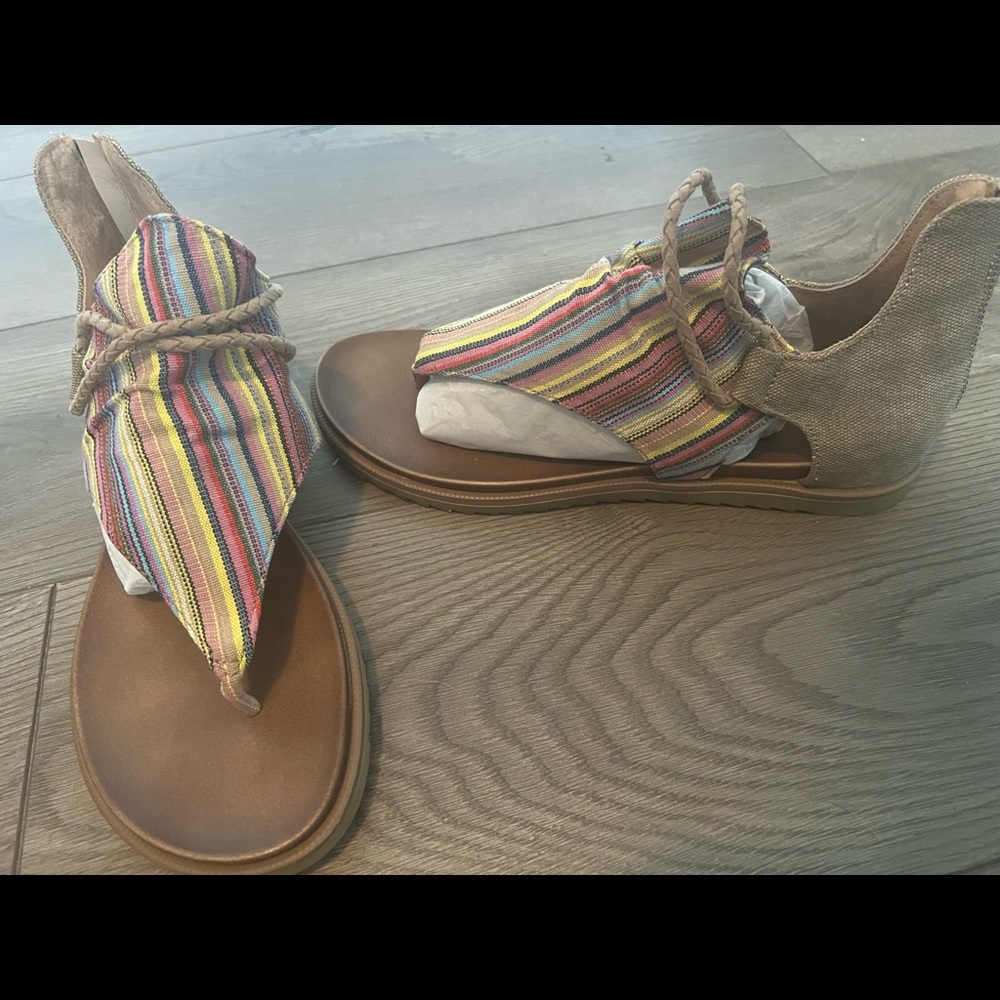 NWOT VERY G SANDALS: MULTICOLOR STRIPE